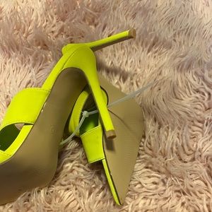 Pointed toe neon yellow/green heels